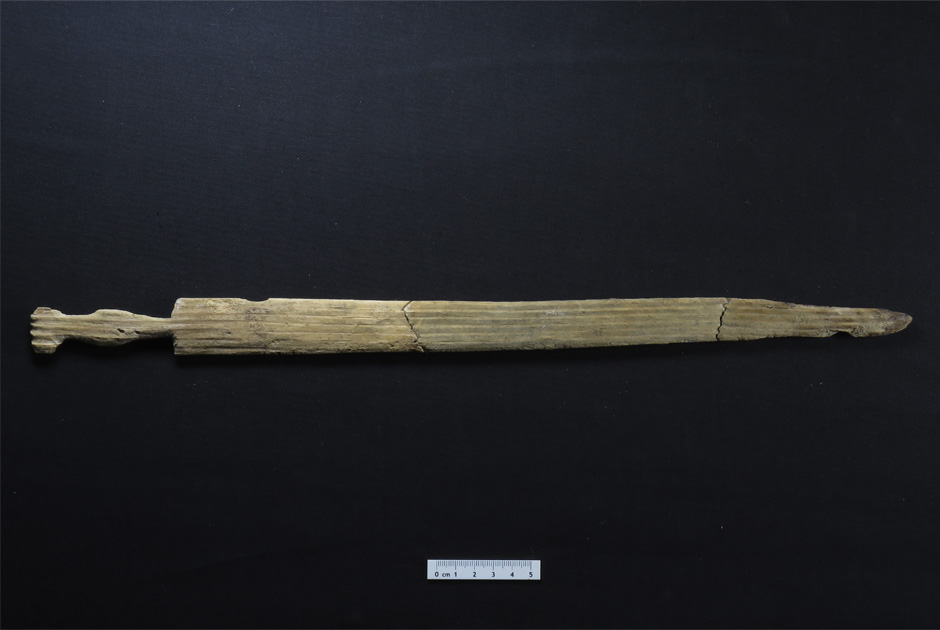 Kinder-Holzschwert aus der Spätbronzezeit © Kantonsarchäologie Solothurn, Martin Bösch
